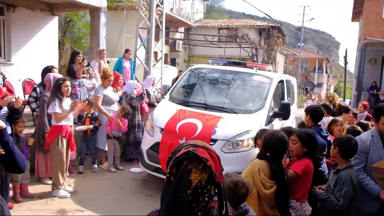 POLİS EKİPLERİ İHBARLA GİTTİKLERİ MAHALLEDE KUTLAMAYLA KARŞILANDI