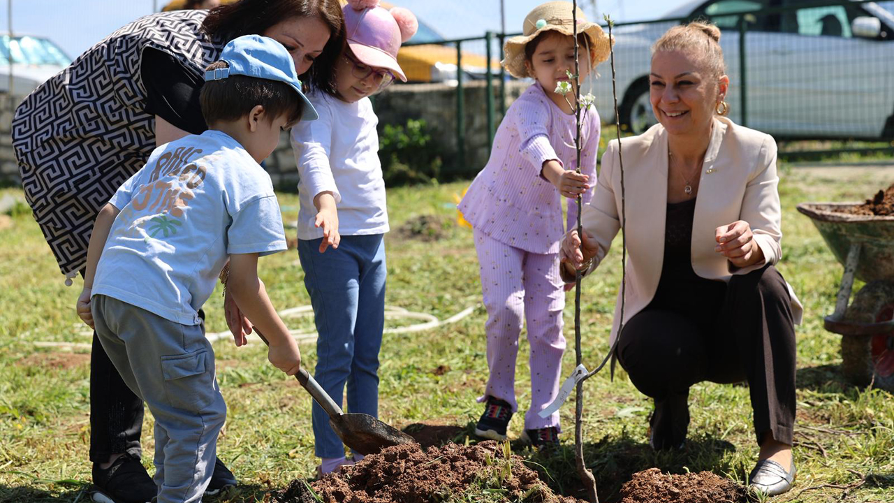 SAFRANBOLU’NUN MİNİK ELLERİNDEN FİDANLAR TOPRAKLA BULUŞTU