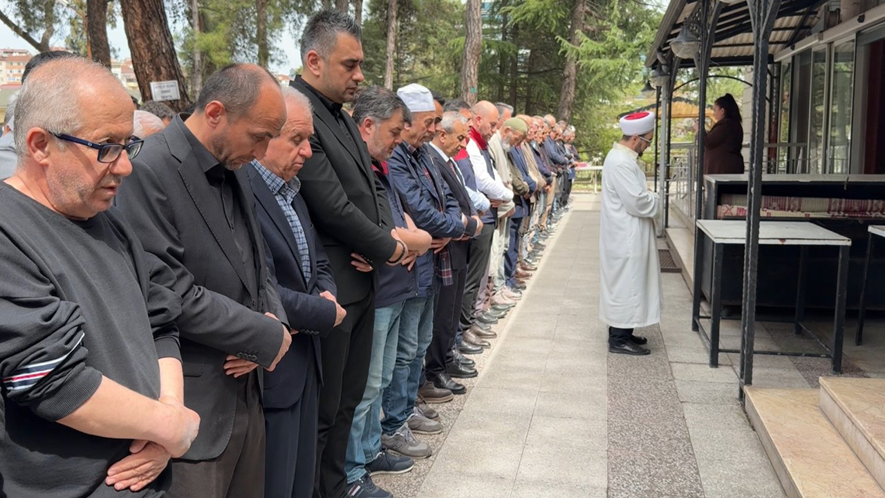SALDIRIDA ÖLENLER İÇİN GIYABİ CENAZE NAMAZI KILINDI