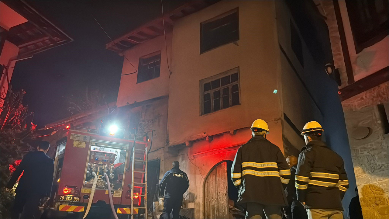 SAFRANBOLU’DA 2 KATLI MÜSTAKİL EVDE YANGIN PANİĞİ