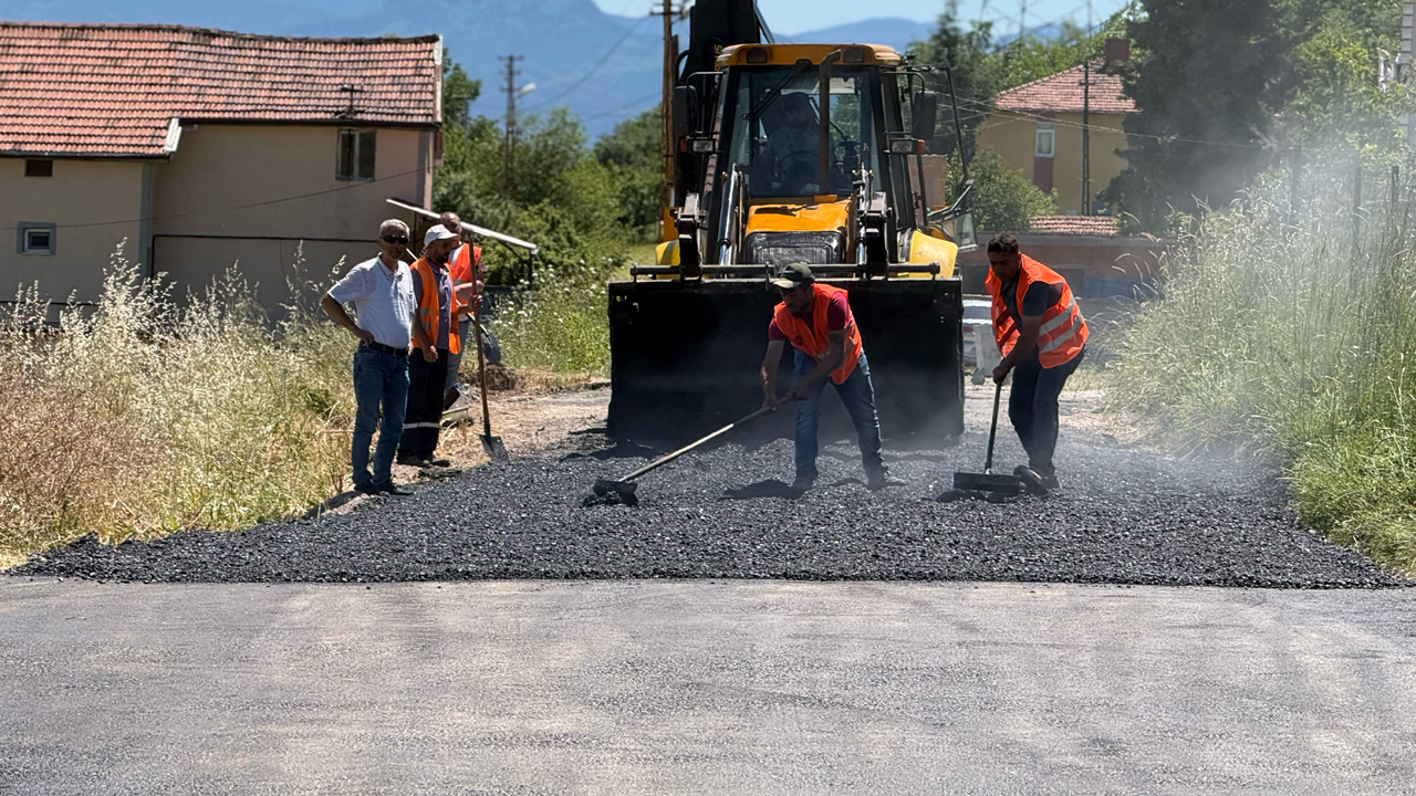 KARABÜK BELEDİYESİ ASFALT SERİMİNE HIZ KESMEDEN DEVAM EDİYOR
