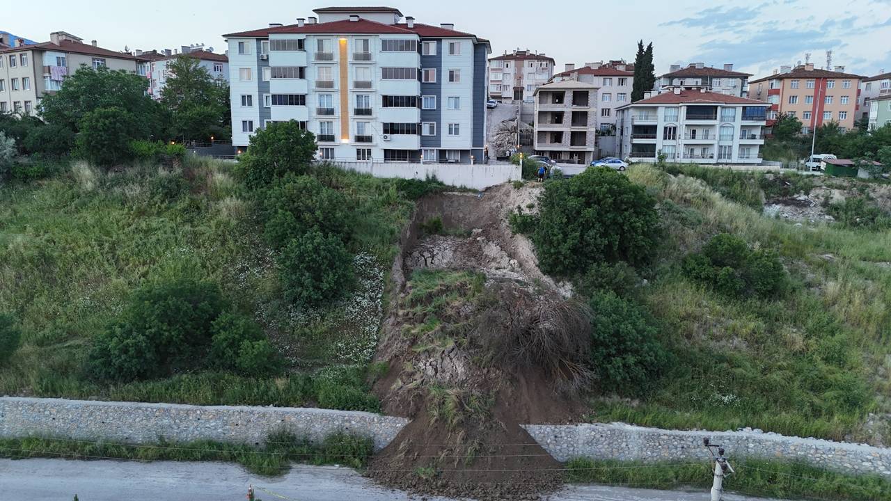 KARABÜK’TE HEYELAN TEHLİKESİ: TOPRAK KÜTLESİ YOLA İNDİ