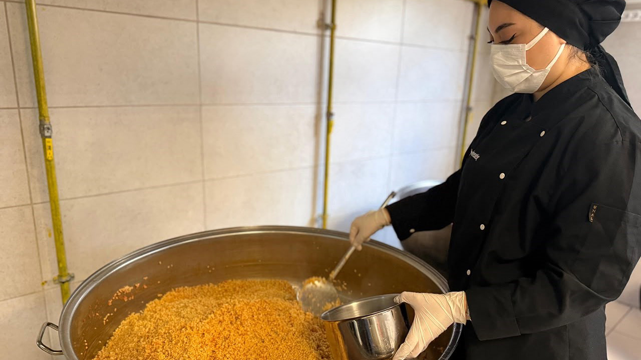 KARABÜK BELEDİYESİNDEN HER GÜN 430 KİŞİYE SICAK YEMEK DESTEĞİ