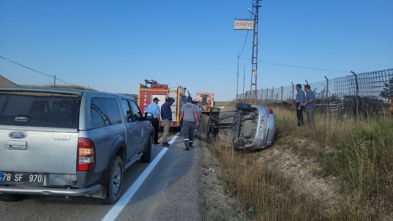 KARABÜK’TE OTOMOBİL DEVRİLDİ, 2 KİŞİ YARALANDI
