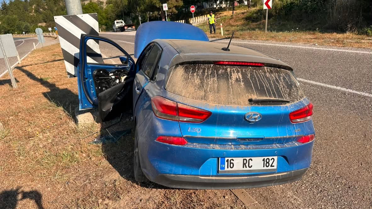 REFÜJE ÇARPAN OTOMOBİLDEKİ 2’Sİ ÇOCUK 4 KİŞİ YARALANDI