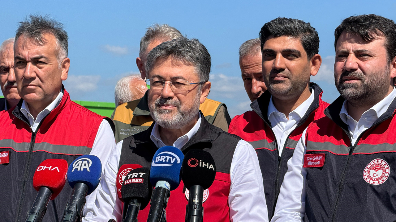 BAKAN YUMAKLI EFLANİ’DE BUĞDAY HASADINA KATILDI