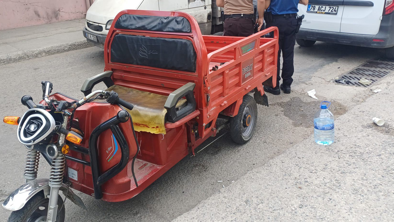 HAFİF TİCARİ ARAÇ ELEKTRİKLİ MOTOSİKLETLE ÇARPIŞTI: 5 YARALI