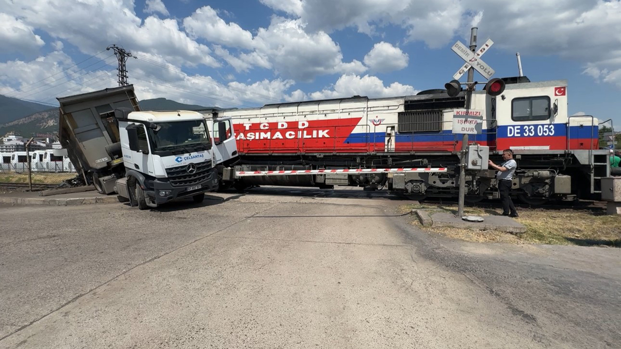 KARABÜK’TE HEMZEMİN GEÇİTTE LOKOMOTİF TIRA ÇARPTI