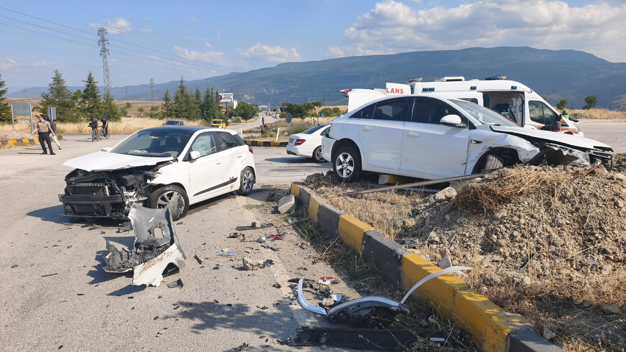 KARABÜK’TE İKİ OTOMOBİL ÇARPIŞTI: 1’İ AĞIR 7 YARALI