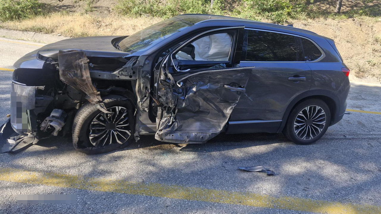 KARŞI ŞERİDE SAVRULAN DORSE OTOMOBİLE ÇARPTI