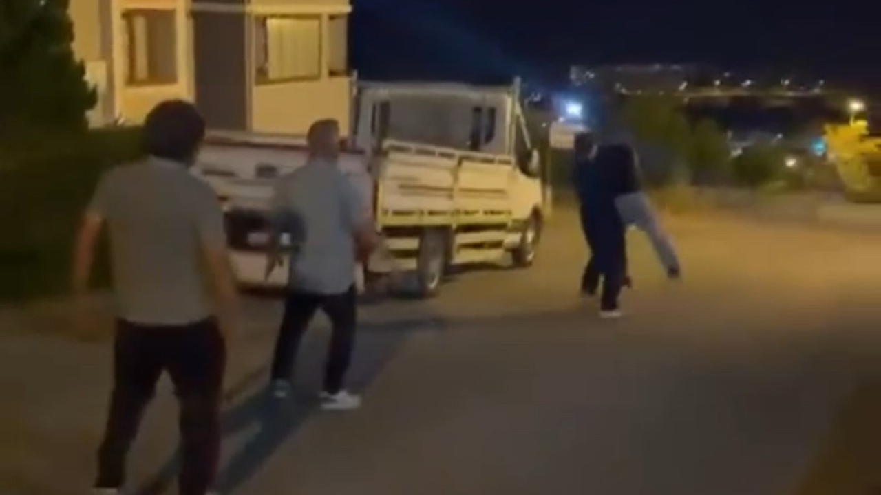 OĞLUNA MESAJ ATTIĞINI İDDİA ETTİĞİ GENCİ SOKAK ORTASINDA DARP ETTİ