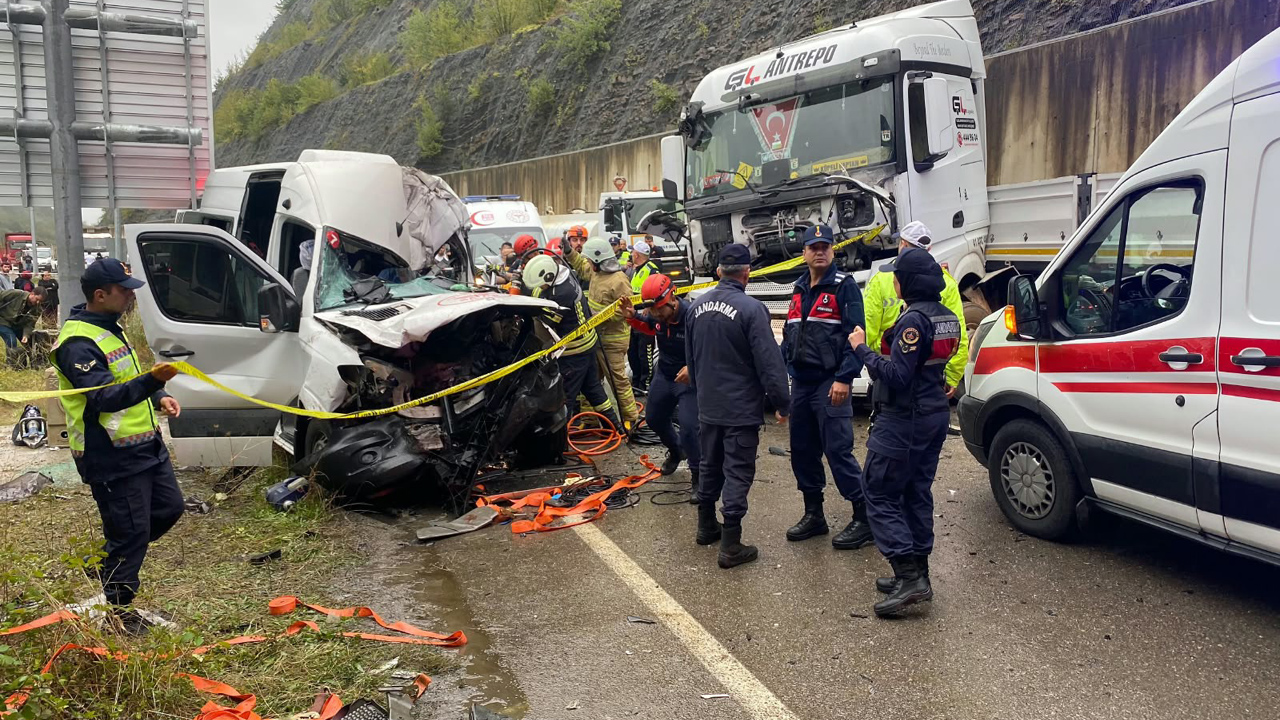 BARTIN-KARABÜK YOLUNDA TIR İLE MİNİBÜS ÇARPIŞTI: 1 ÖLÜ, 11 YARALI