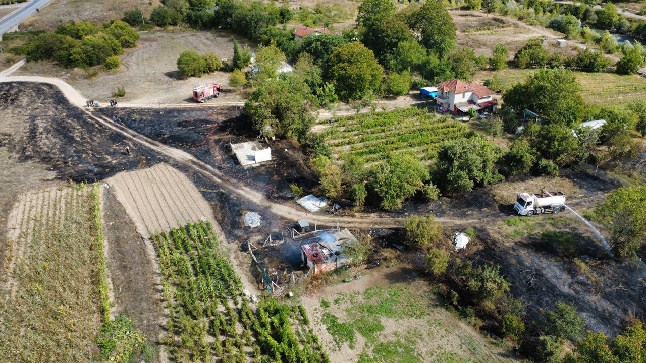 SAFRANBOLU’DA OT YANGINI BARAKAYI KÜLE ÇEVİRDİ