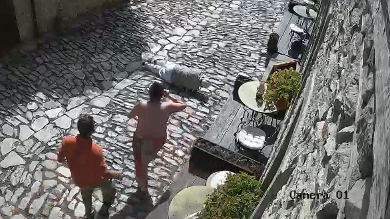 YAŞLI ADAMIN ARNAVUT KALDIRIMLI SOKAKTA YAŞADIĞI TALİHSİZ ANLAR