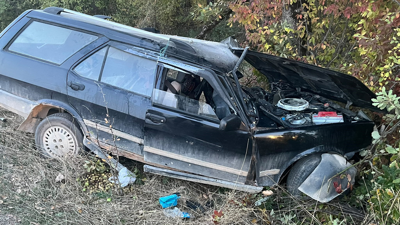 AĞACA ÇARPAN OTOMOBİL HURDAYA DÖNDÜ